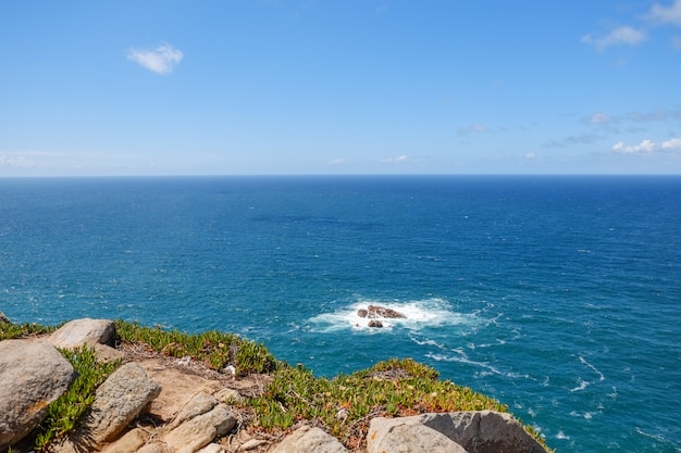 Acqua blu profondo dell&#39;Oceano Atlantico con piccole onde che colpiscono le rocce.