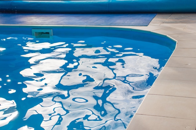 Acqua blu strappata in piscina