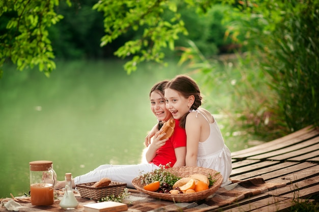 Acqua bollente felice dei bambini svegli in un parco vicino al fiume.