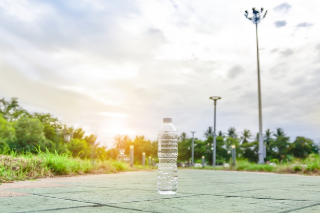 Acqua che beve e natura di sfondo tramonto, bere acqua