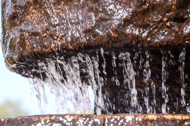 Acqua che cade da una fontana in Germania