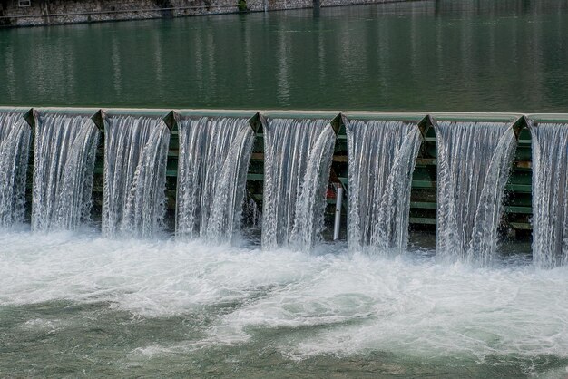 Acqua che esce dalla diga