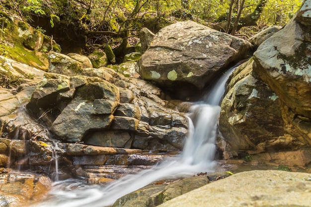 Acqua che scorre Cascata Sfondo naturale