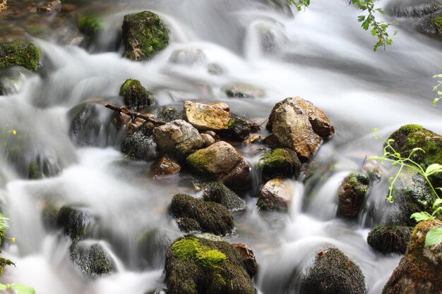 Acqua che scorre sulle pietre, lunga esposizione