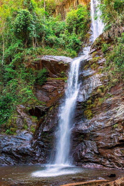 Acqua che scorre sulle rocce in una cascata nell'interno dello stato di Minas Gerais in Brasile