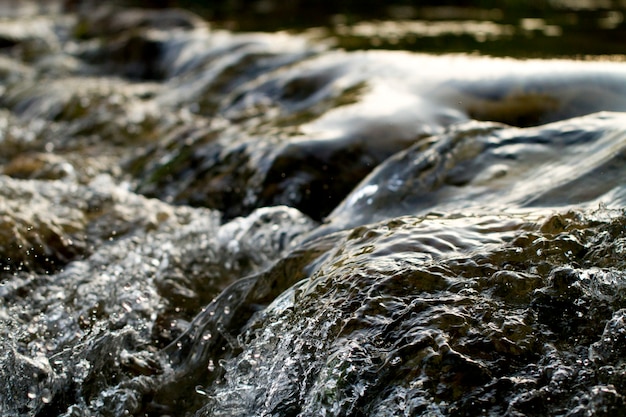 Acqua che scorre veloce