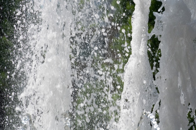 Acqua che spruzza nella fontana