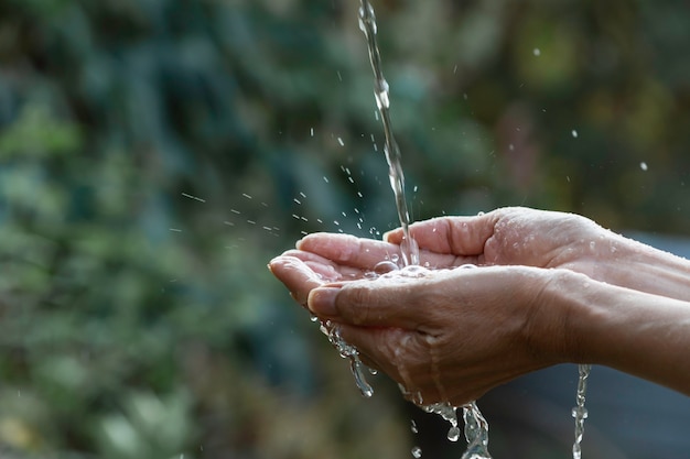 Acqua che versa a disposizione con la natura vaga.