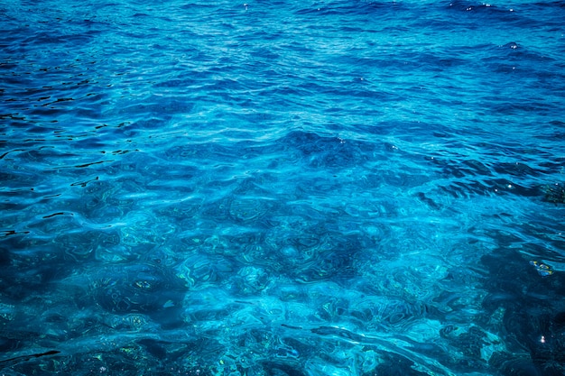 Acqua chiara blu. Bella fine blu della fotografia dell'onda del mare su