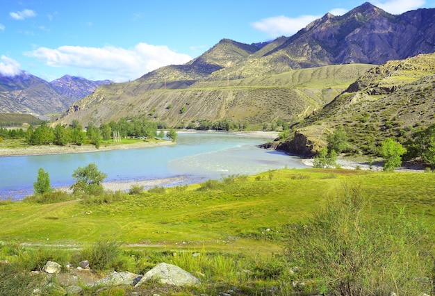 Acqua color smeraldo dei fiumi di montagna tra montagne rocciose sotto un cielo blu Siberia Russia