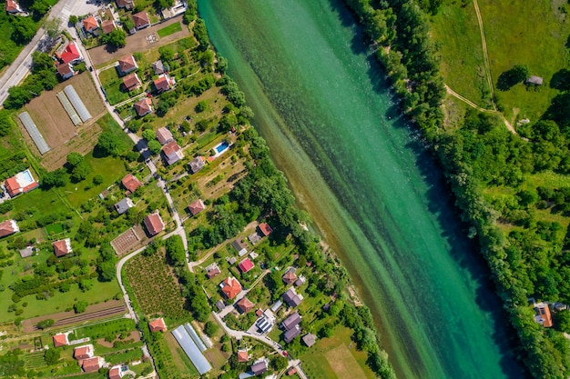 Acqua color smeraldo del fiume Neretva nella città di Pocitelj in Bosina ed Erzegovina