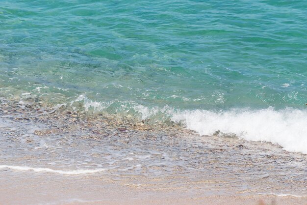 Acqua color smeraldo in riva al mare