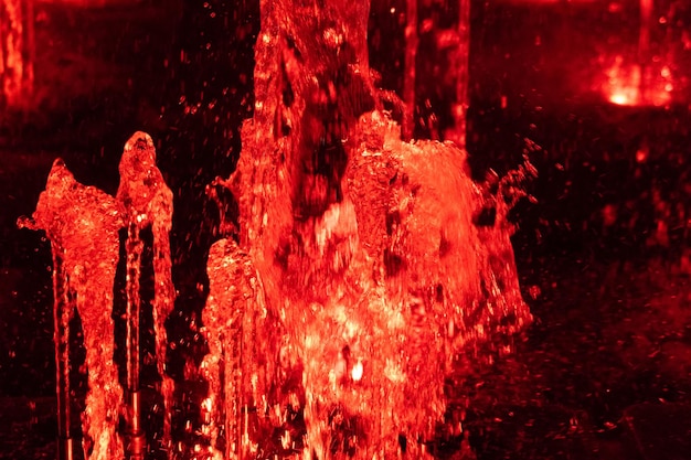 Acqua colorata nella fontana che canta La luce colorata schizza il primo piano durante il bellissimo spettacolo delle fontane di notte