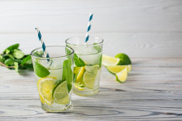 Acqua con cetriolo, limone e ghiaccio