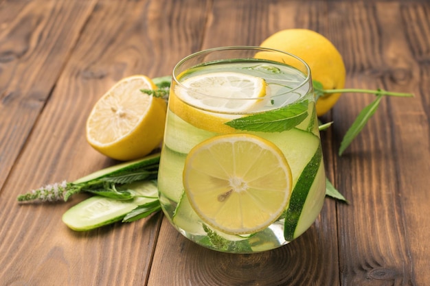 Acqua con cetriolo limone e menta piperita su un tavolo di legno