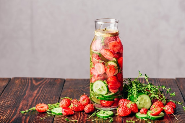 Acqua con fragola cetriolo e timo