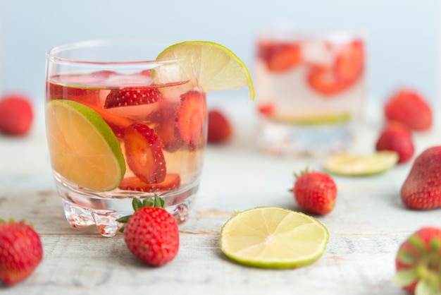 Acqua con fragole e lime