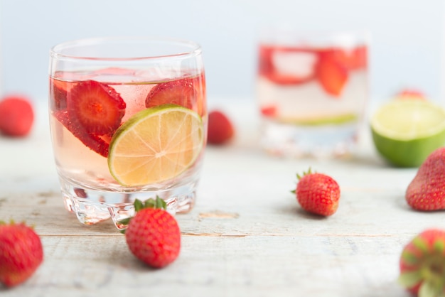 Acqua con fragole e lime