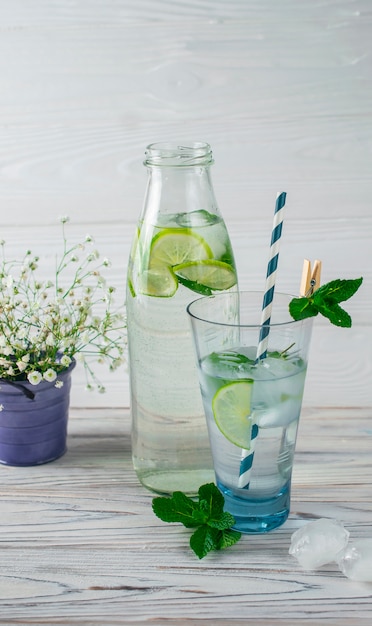 Acqua con lime, limone e ghiaccio