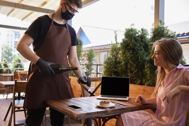 Acqua con maschera al ristorante, focolaio di coronavirus