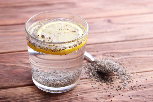 Acqua con semi di chia sul tavolo primo piano integratore alimentare superfood