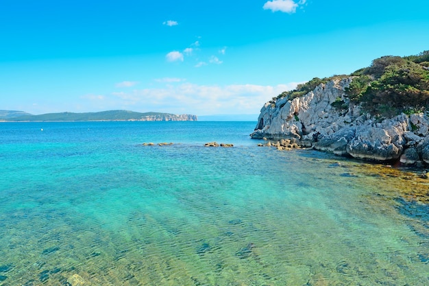 Acqua cristallina a Cala Dragunara Sardegna