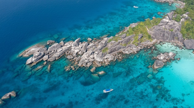 Acqua cristallina e rocce di granito su un'isola tropicale paradisiaca Isole Similan Thailandia