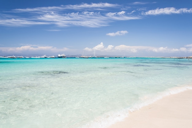 Acqua cristallina turchese nell'isola di Formentera