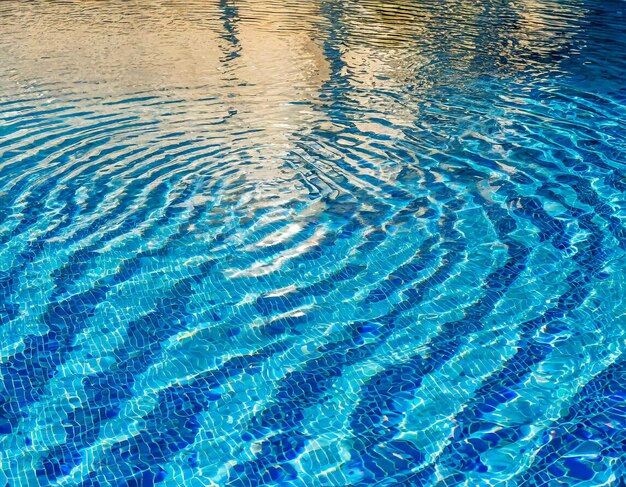 acqua d'estate strappata in piscina con sfondo ondulato di consistenza radiale blu