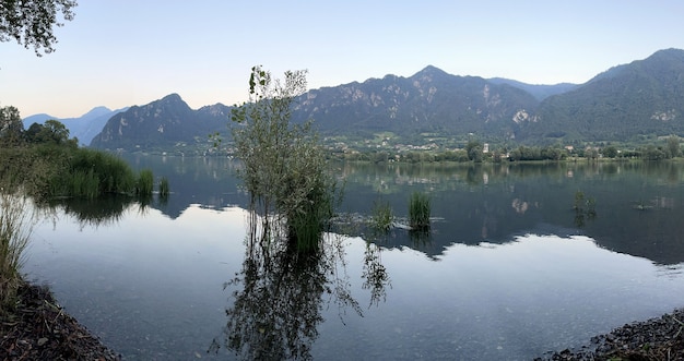 Acqua del lago di garda in italia circondata da montagne