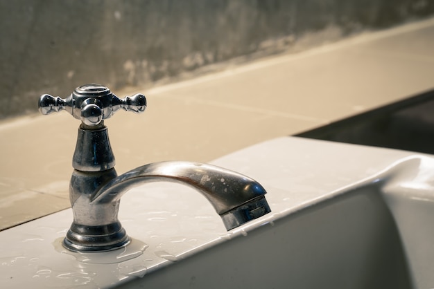 Acqua del rubinetto in bagno