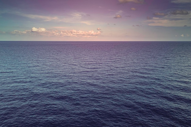 Acqua dell'oceano con piccole onde. Superficie del mare con le onde