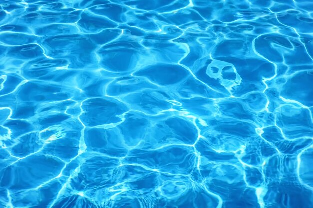 Acqua della piscina riflessi soleggiati acque ondulate