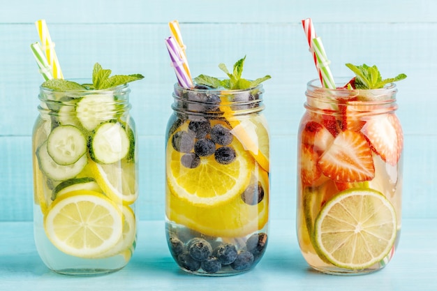 Acqua detox alla frutta. Cocktail casalingo estivo rinfrescante, messa a fuoco selettiva.