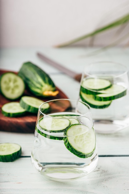 Acqua detox con cetriolo affettato