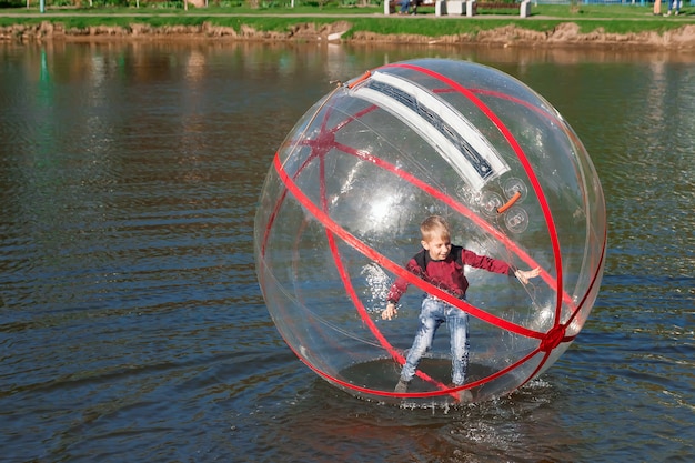 Acqua di attrazione, ZORB, ragazzo in una ciotola d'acqua