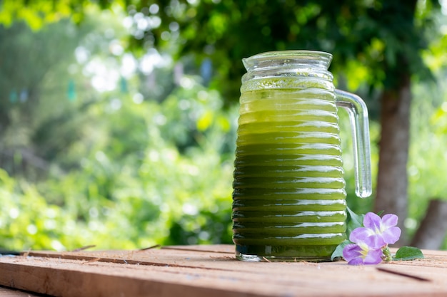 Acqua di bevanda ghiacciata asiatica della centella sulla tavola di legno, bevanda sana