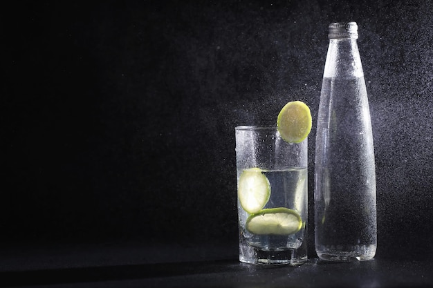 Acqua di calce. Acqua potabile con lime fresco. Acqua minerale. Acqua salutare, ricca di minerali e rinfrescante con lime.