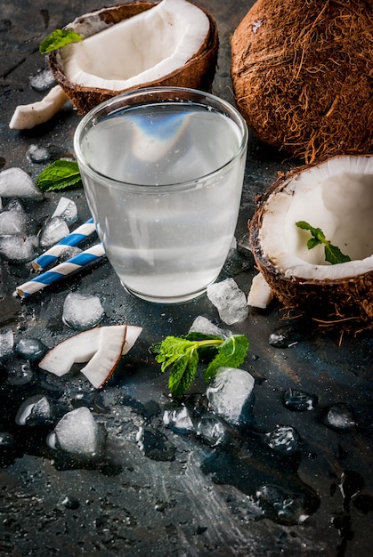 Acqua di cocco biologica fresca