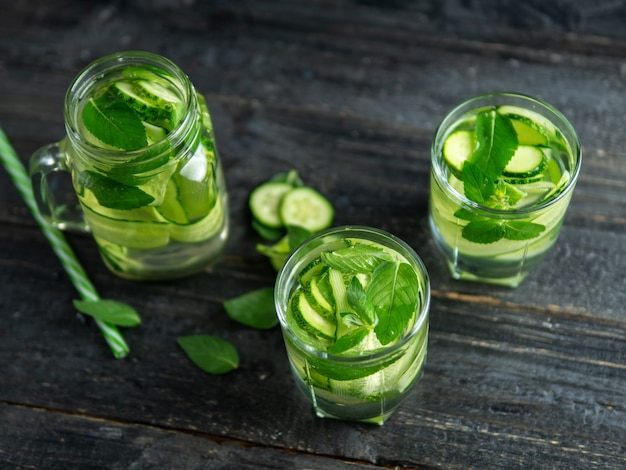 Acqua di disintossicazione del cetriolo con foglie di menta in vetro