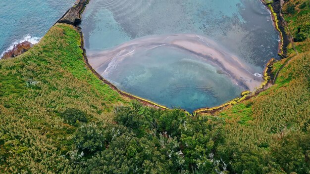 Acqua di laguna tranquilla dal cielo al mattino paesaggio naturale pittoresco al mare