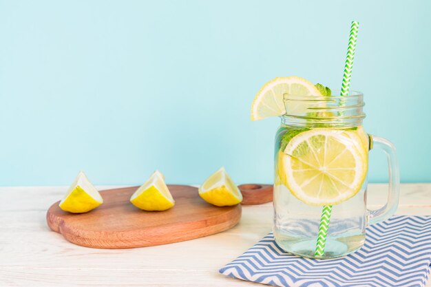 Acqua di limonata di agrumi con fette di limone e menta acqua sana e disintossicante da bere in estate su legno