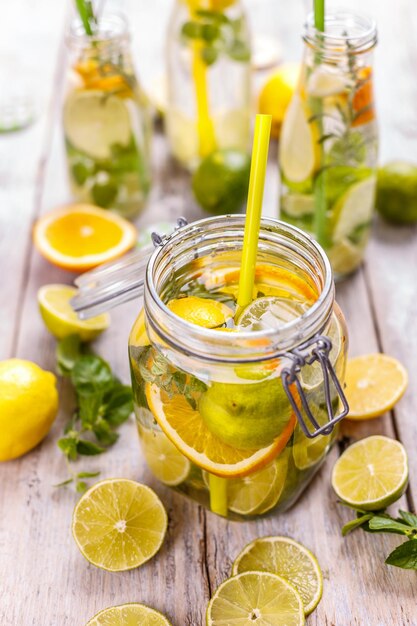 Acqua di limone con limone fresco