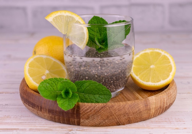 Acqua di limone con semi di chia e mentaBevanda salutare per la perdita di peso e la salutePrimo piano