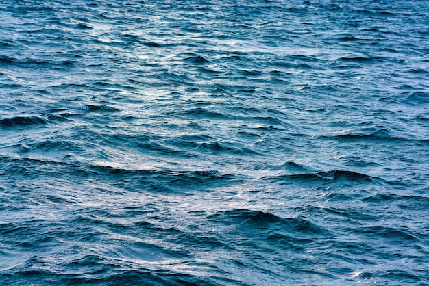 Acqua di mare blu alla luce del giorno.