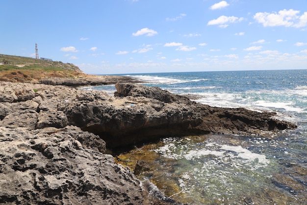 acqua di mare blu con rocce