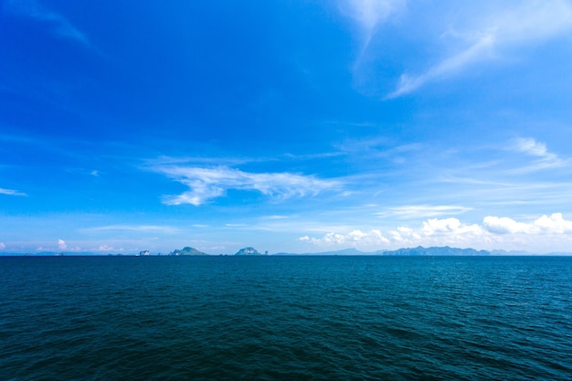 Acqua di mare blu con schiuma di mare come sfondo