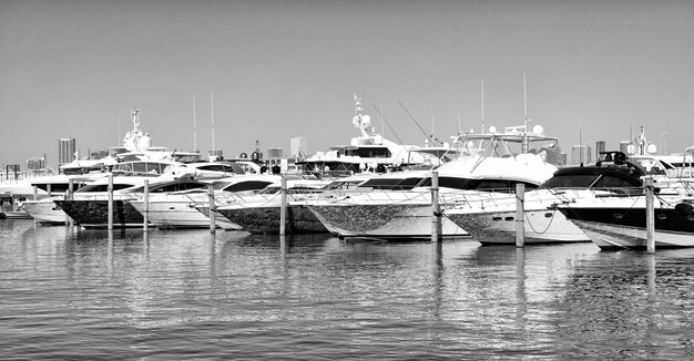 Acqua di mare che riflette la luce solare su barche di yacht a motore di lusso a South Beach USA