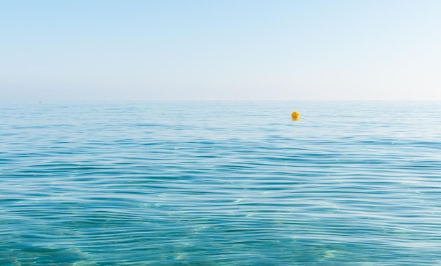 Acqua di mare con boa segnaletica giallaxA