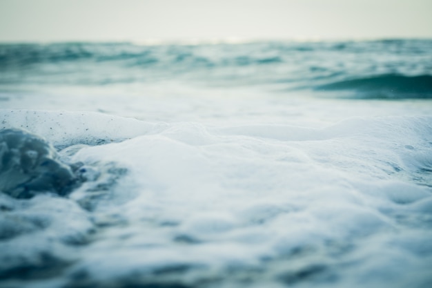 Acqua di mare e primo piano di schiuma, tono freddo.